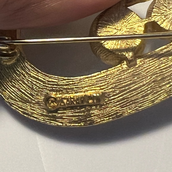 Sarah Coventry brushed gold tone brooch pearl - Picture 5 of 6